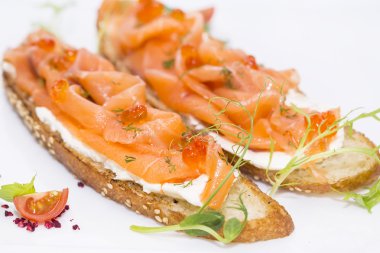 sandviç somon havyar ve süslenmiş yeşillikleri ile