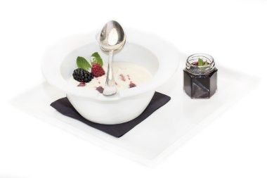 Beyaz arka planda reçelli Semolina