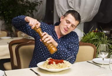 Adam makarna büyük bir bölümünü yeme