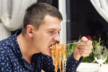 Adam makarna büyük bir bölümünü yeme