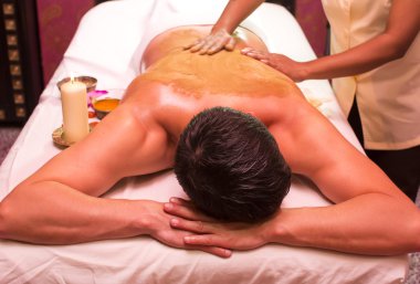 Ayurveda spa tedavisi yapan adam