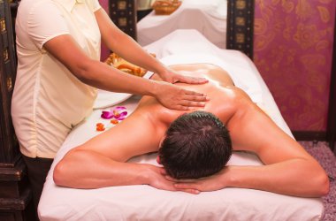 Ayurveda spa tedavisi yapan adam