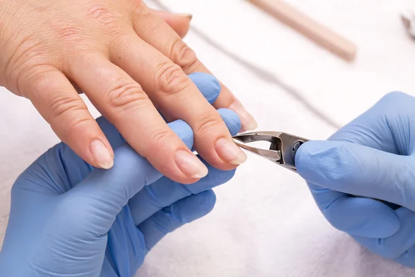 Processen werken op een manicure — Stockfoto