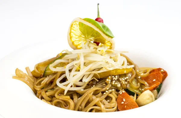 Spaghetti met kip en groenten — Stockfoto