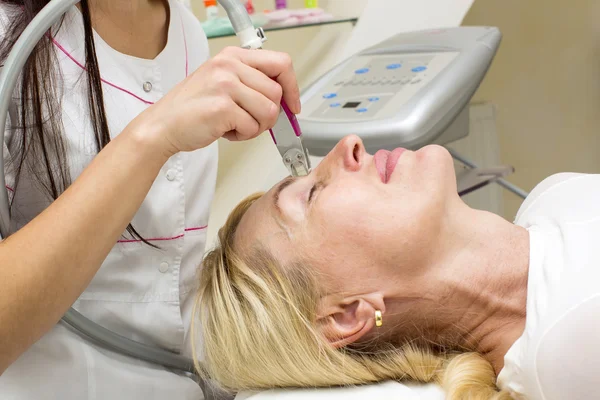 Frau liegt in Klinik — Stockfoto