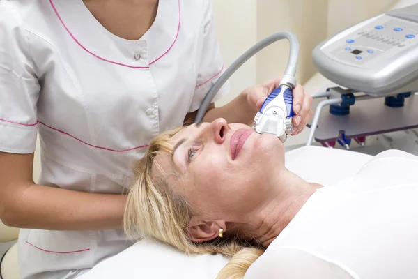 Frau liegt in Klinik — Stockfoto