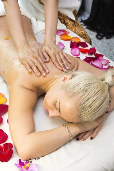 Ragazza su procedura massaggio balinese — Foto Stock