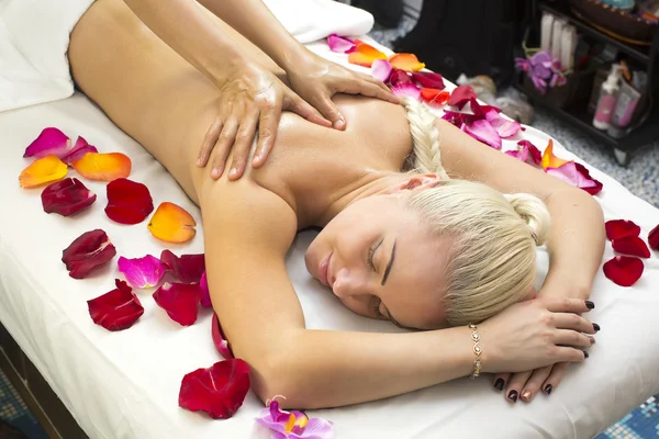 Girl on procedure Balinese massage — Stock Photo, Image