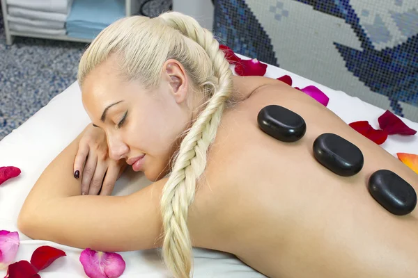 Flicka på förfarande balinesisk massage — Stockfoto
