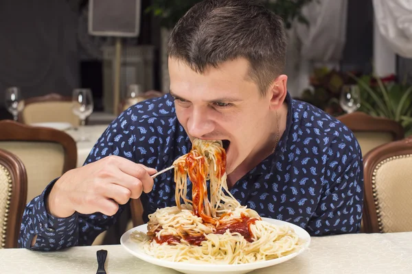 Mann isst eine große Portion Pasta — Stockfoto