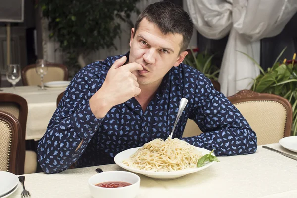 Man die een groot deel van de pasta eten — Stockfoto