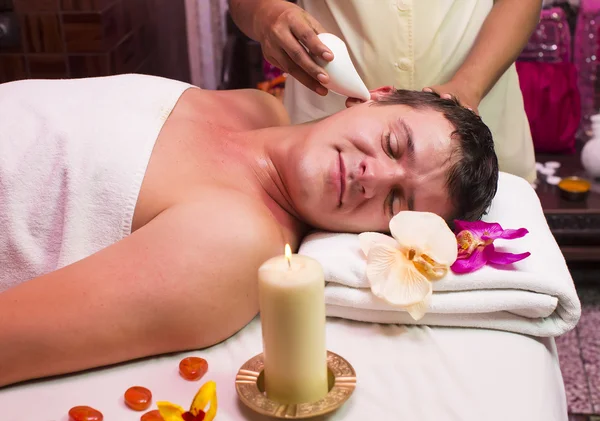 Man engaged in Ayurvedic spa treatment — Stock Photo, Image