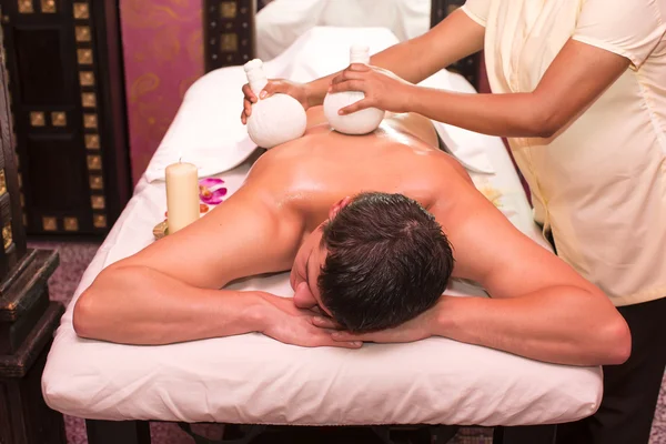 Man bedriver ayurvediska spabehandling — Stockfoto