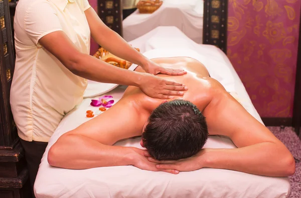 Man engaged in Ayurvedic spa treatment — Stock Photo, Image