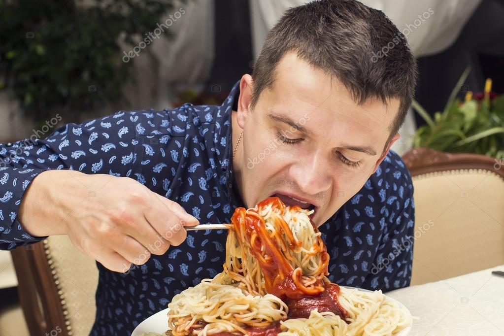 кот у холодильника ночью. девушка у холодильника ночью. ночью еда вкуснее. ночной жор. сладкое на ночь.