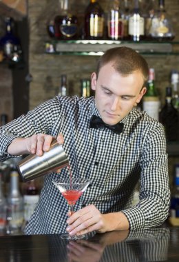 bir barmen olarak çalışan genç adam