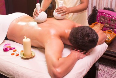 Ayurveda spa tedavisi yapan adam