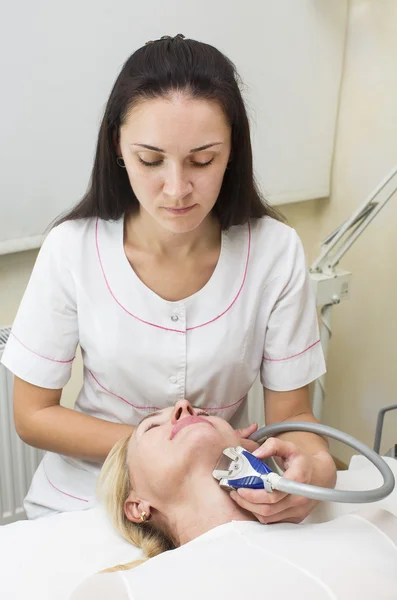 Vrouw is in het proces bij de kliniek — Stockfoto