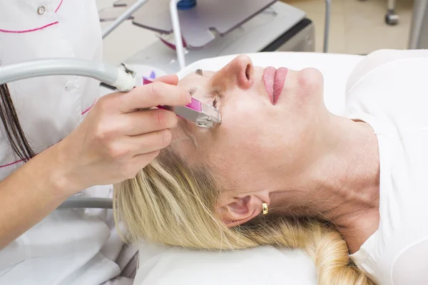 Kvinnen er på vei til klinikken. – stockfoto