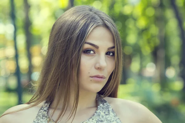 Hermosa chica en el parque —  Fotos de Stock