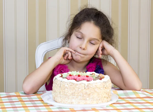 Chica joven se divierten comiendo pastel de cumpleaños —  Fotos de Stock