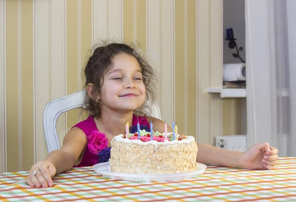 Young girl have fun eating birthday cake — Stock Photo, Image