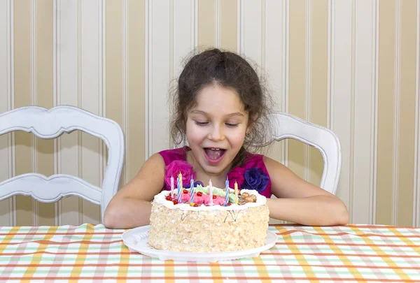 Young girl have fun eating birthday cake — Stock Photo, Image