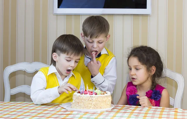 Divirta-se comendo bolo de aniversário — Fotografia de Stock