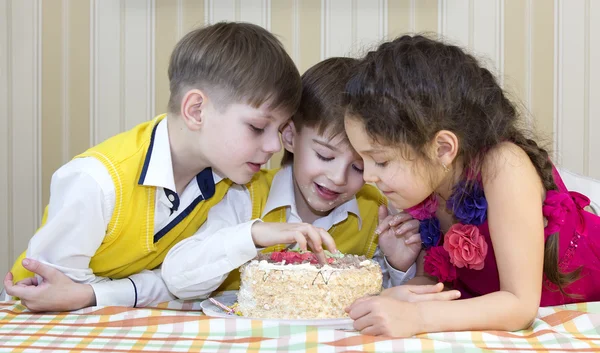 Divirta-se comendo bolo de aniversário — Fotografia de Stock