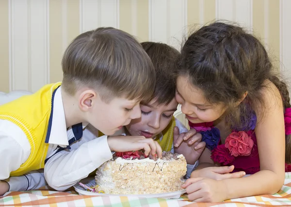 Divirta-se comendo bolo de aniversário — Fotografia de Stock