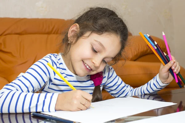 Kind tekenen met kleurpotloden — Stockfoto