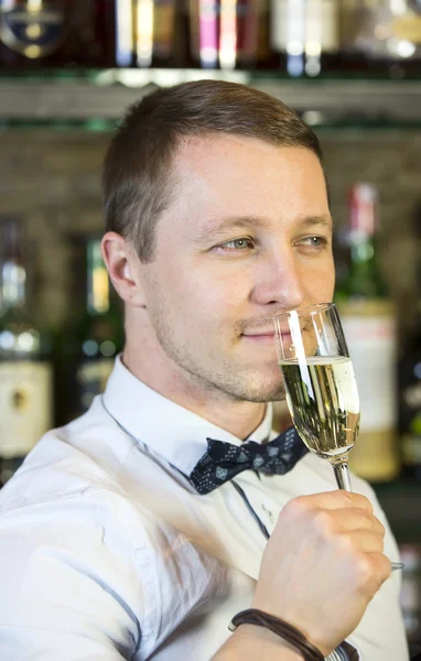 Barman in een nachtclub bar — Stockfoto