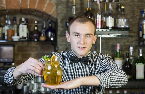 Jonge man die werkt als barman — Stockfoto