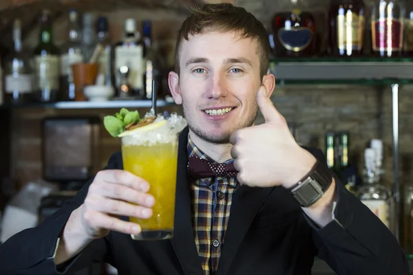 Barman em um bar de boate — Fotografia de Stock