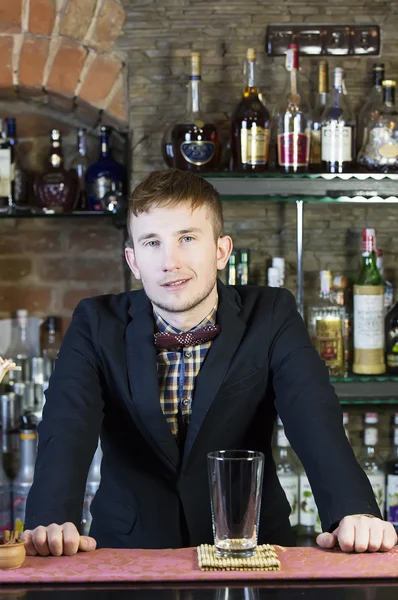 Barman in een nachtclub bar — Stockfoto