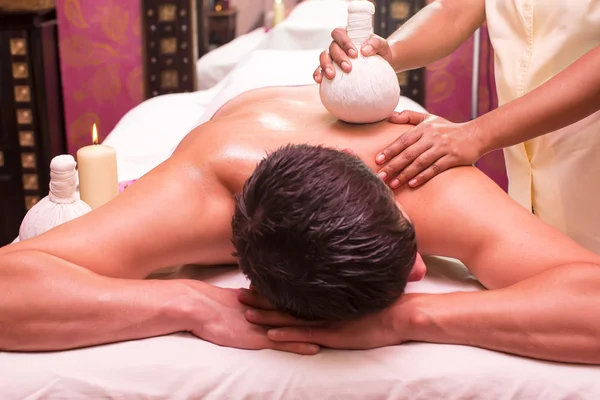 Ayurveda spa tedavisi yapan adam