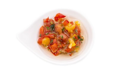 Beyaz bir arka planda restoranda soslar