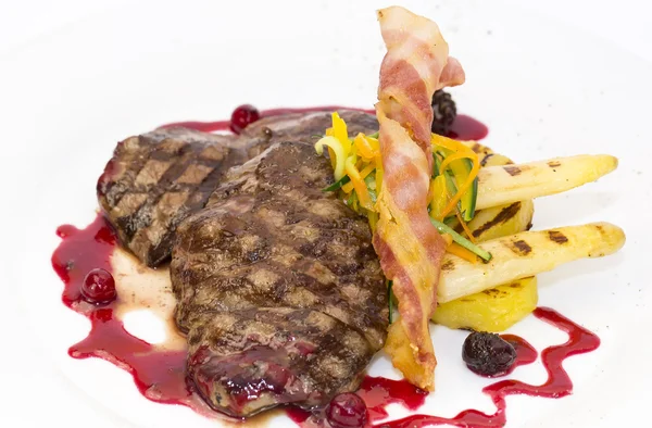 Steak aux asperges et salade — Photo