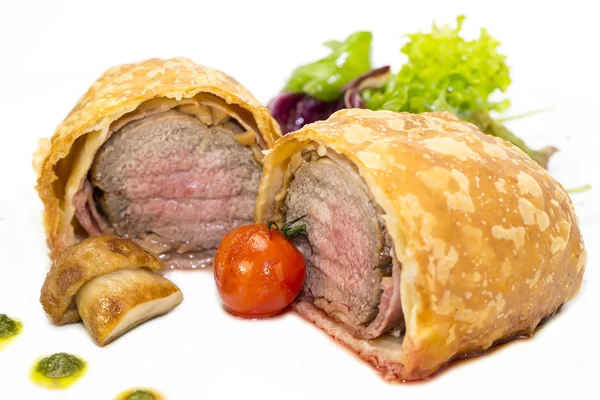 Beef in pastry with salad — Stock Photo, Image