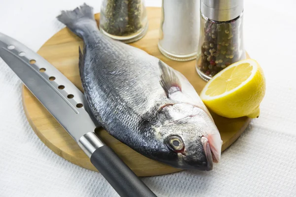 Rå fisk på et skærebræt - Stock-foto