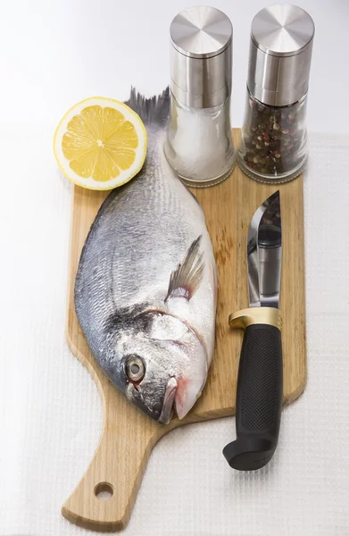 Pesce crudo su un tagliere — Foto Stock