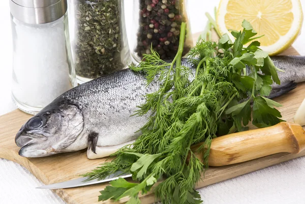 Pesce crudo su un tagliere — Foto Stock