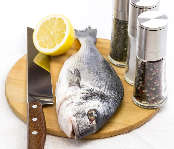 Kesme tahtasındaki çiğ balık — Stok fotoğraf