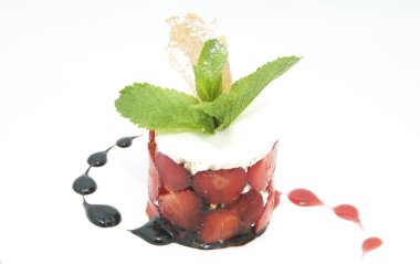 Çilekli tatlı ve dondurma