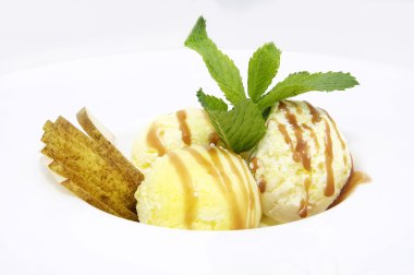 karamel soslu dondurma