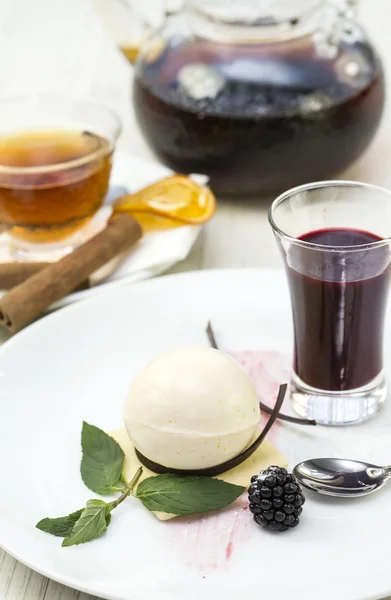 El postre cremoso es adornado con las moras — Foto de Stock