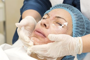 Enjeksiyon ile kozmetik tedavi