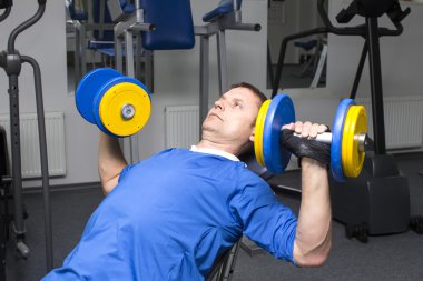 Aktif spor yetişkin adam nişanlı