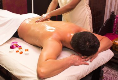 Ayurveda spa tedavisi yapan adam