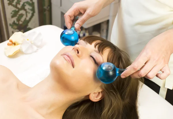 Donna su massaggio e peeling facciale procedura — Foto Stock